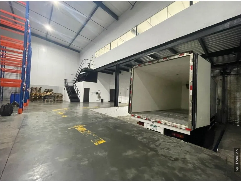 WAREHOUSE OF 1,200 M² FOR SALE IN LAS MAÑANITAS
