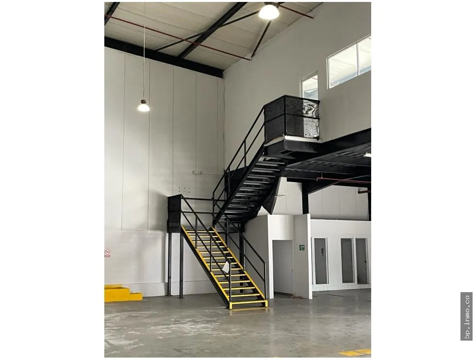 WAREHOUSE OF 1,200 M² FOR SALE IN LAS MAÑANITAS