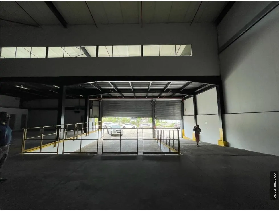 WAREHOUSE OF 1,200 M² FOR SALE IN LAS MAÑANITAS