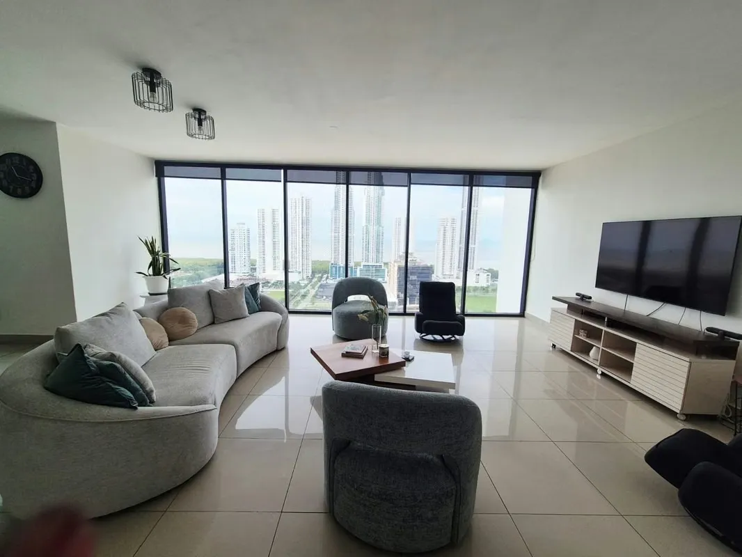220 m² Furnished Apartment Across from Town Center, Costa del Este