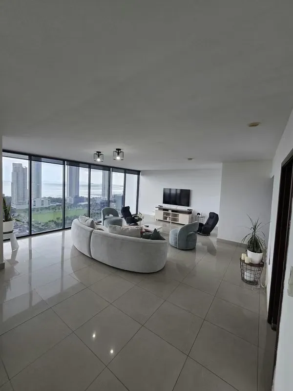 220 m² Furnished Apartment Across from Town Center, Costa del Este