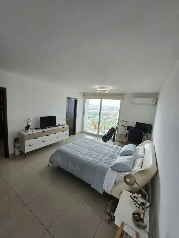 220 m² Furnished Apartment Across from Town Center, Costa del Este
