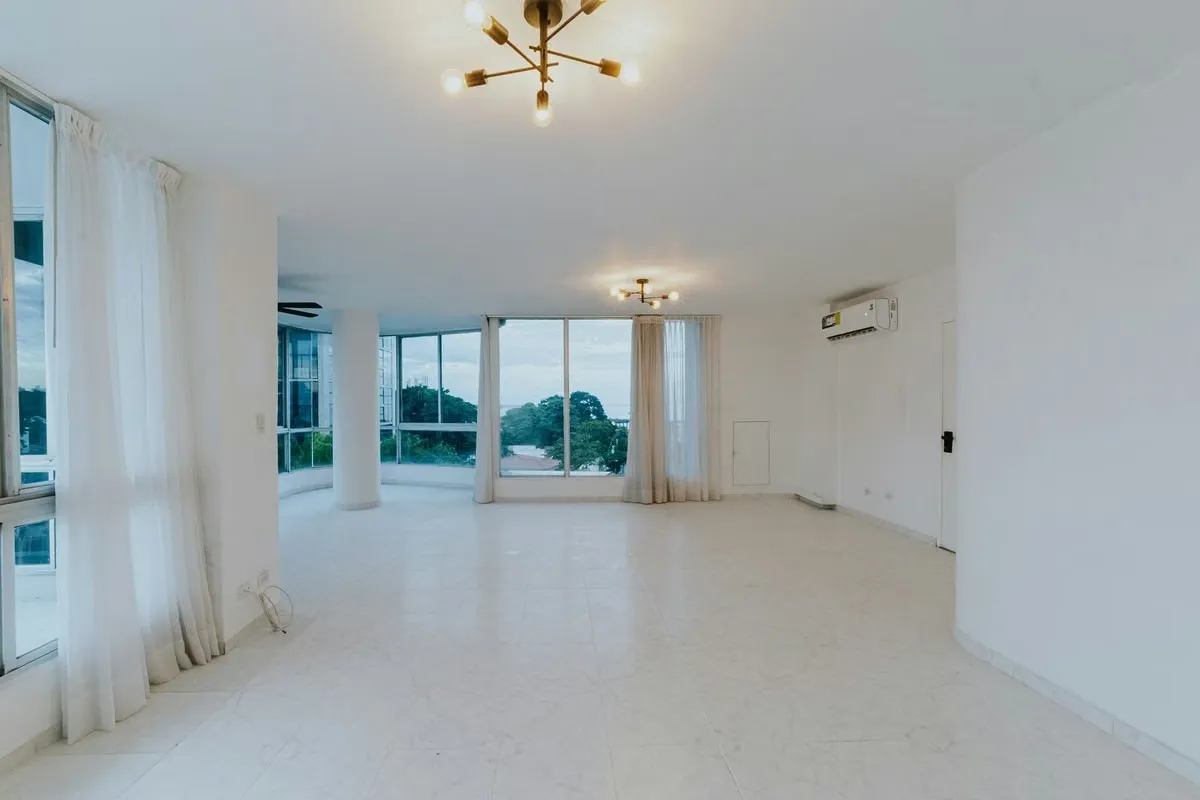 Exclusive Property in Coco del Mar – 175 m², One Apartment per Floor, 3 Bedrooms