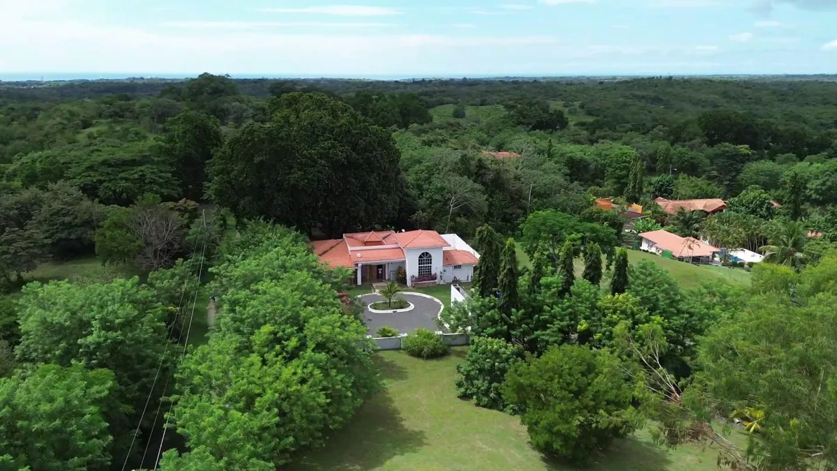 Casa de 4 Recámaras con Piscina Privada y Jacuzzi en El Espino