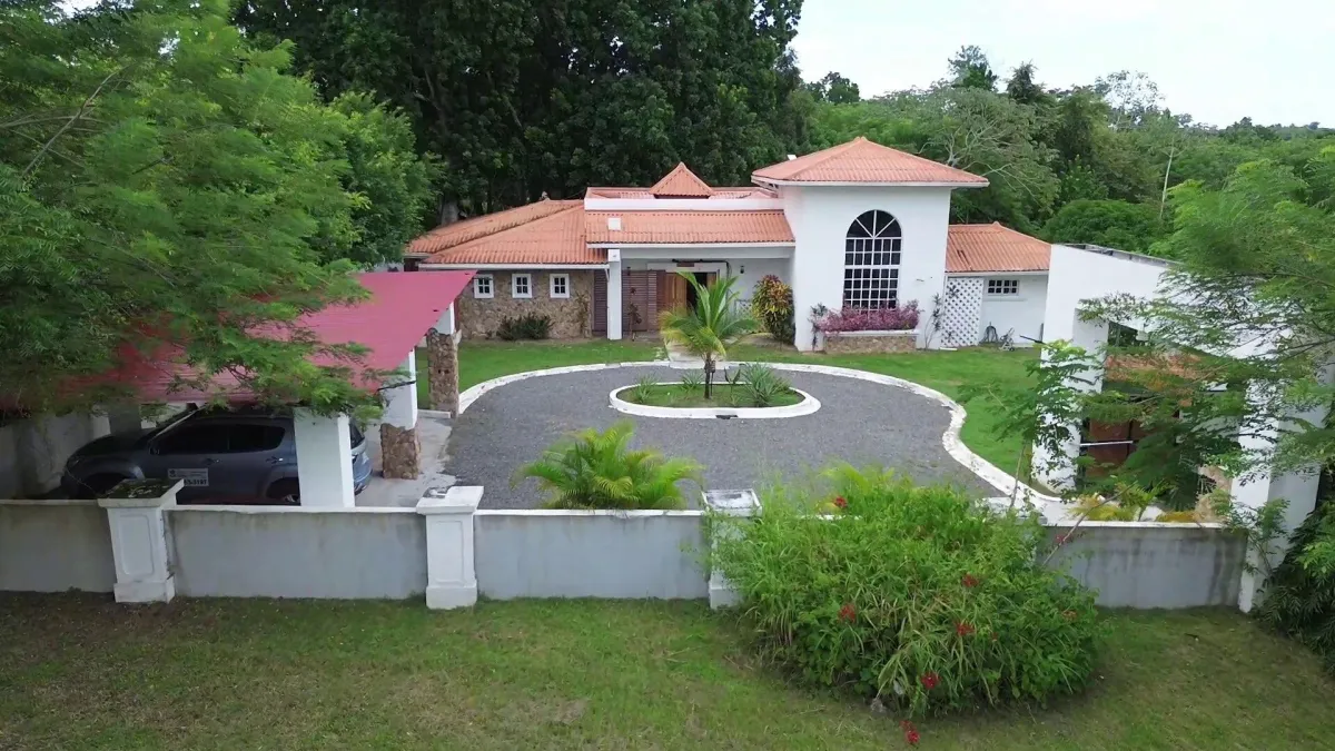Casa de 4 Recámaras con Piscina Privada y Jacuzzi en El Espino