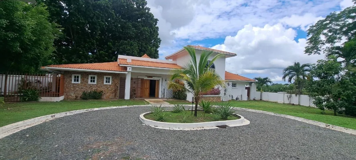 Casa de 4 Recámaras con Piscina Privada y Jacuzzi en El Espino