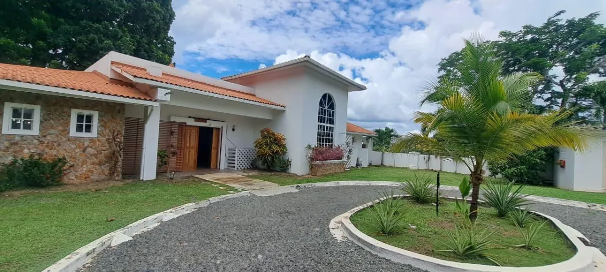 Casa de 4 Recámaras con Piscina Privada y Jacuzzi en El Espino