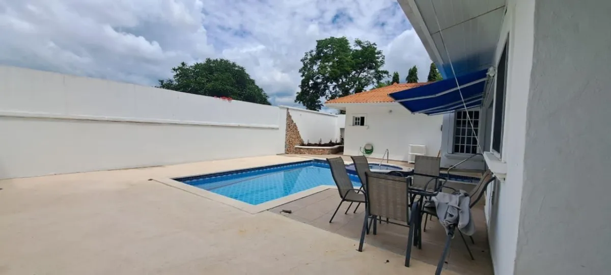 Casa de 4 Recámaras con Piscina Privada y Jacuzzi en El Espino