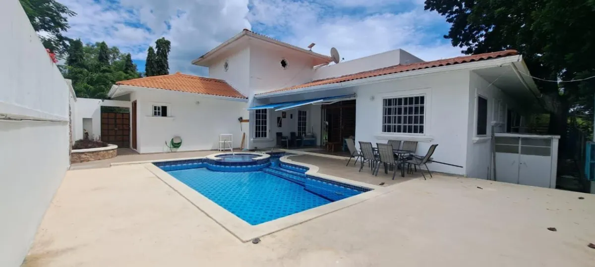 Casa de 4 Recámaras con Piscina Privada y Jacuzzi en El Espino