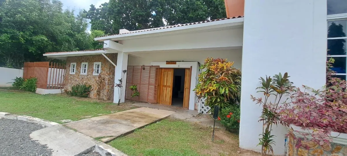 Casa de 4 Recámaras con Piscina Privada y Jacuzzi en El Espino