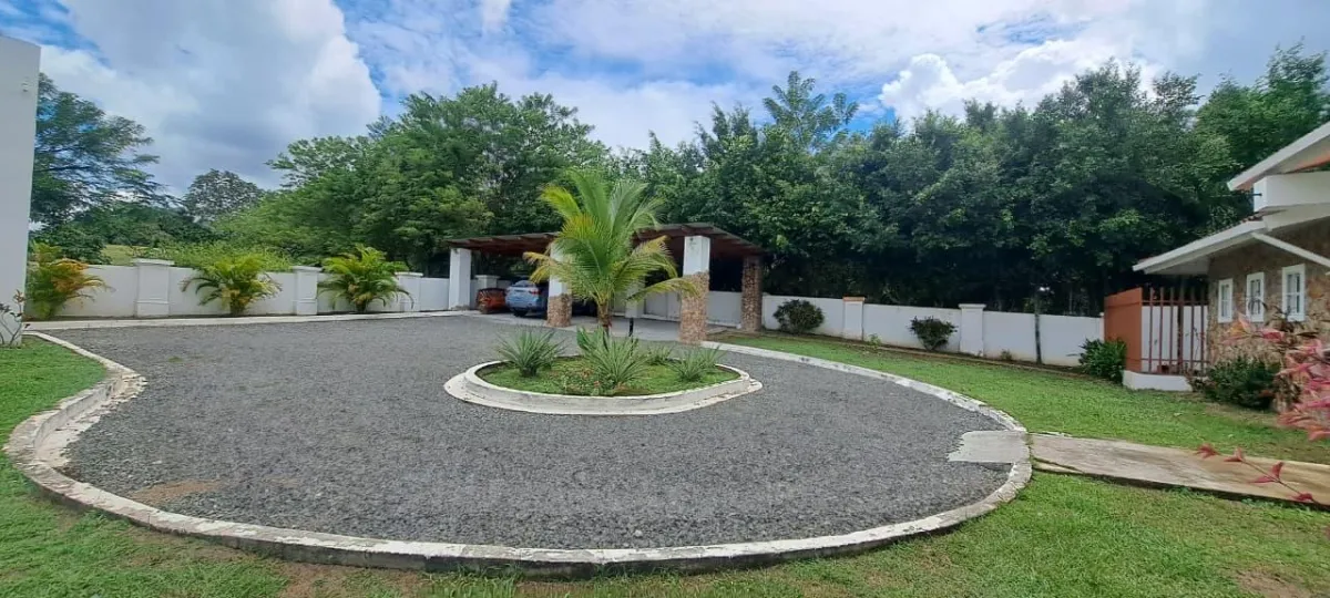 Casa de 4 Recámaras con Piscina Privada y Jacuzzi en El Espino