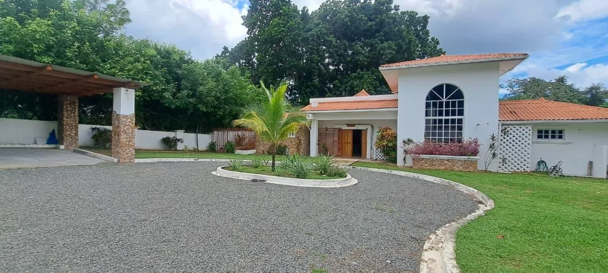 Casa de 4 Recámaras con Piscina Privada y Jacuzzi en El Espino