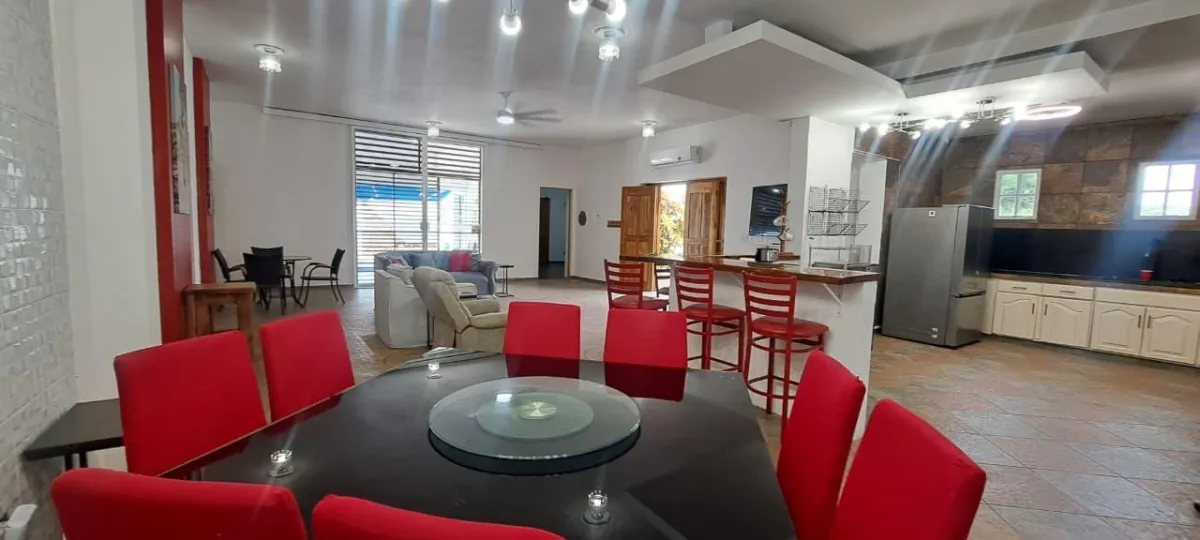 Casa de 4 Recámaras con Piscina Privada y Jacuzzi en El Espino