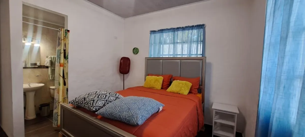 Casa de 4 Recámaras con Piscina Privada y Jacuzzi en El Espino