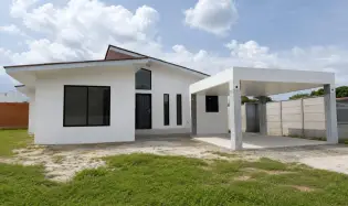 NEW, MODERN HOUSE FOR SALE WITH A POOL IN CORONADO