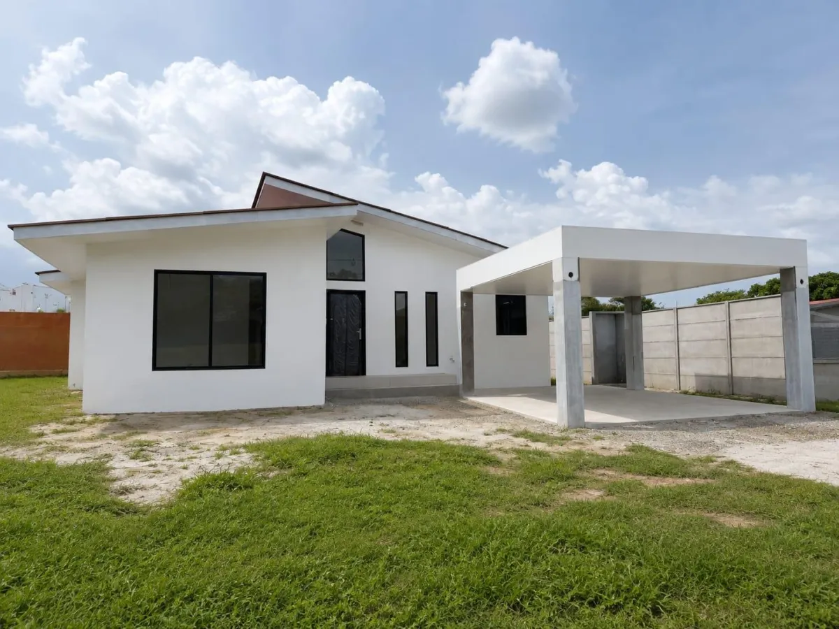 NEW, MODERN HOUSE FOR SALE WITH A POOL IN CORONADO