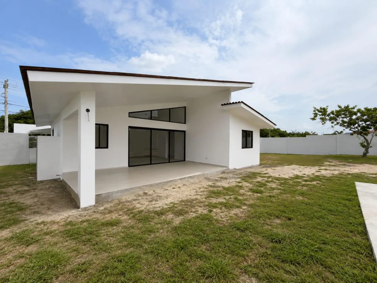 NEW, MODERN HOUSE FOR SALE WITH A POOL IN CORONADO