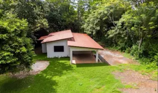 Casa nueva con amplio terreno, rodeada de naturaleza