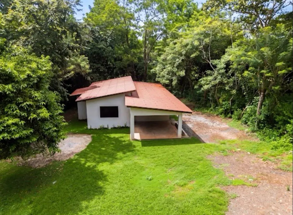Casa nueva con amplio terreno, rodeada de naturaleza