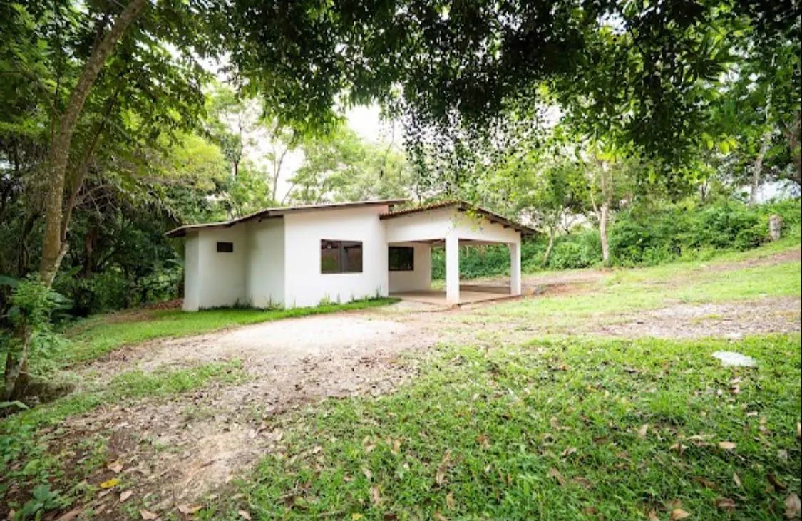 Casa nueva con amplio terreno, rodeada de naturaleza