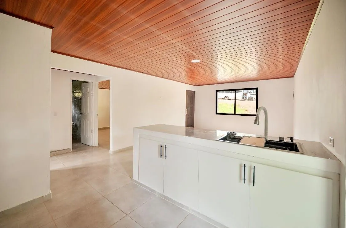 Casa nueva con amplio terreno, rodeada de naturaleza