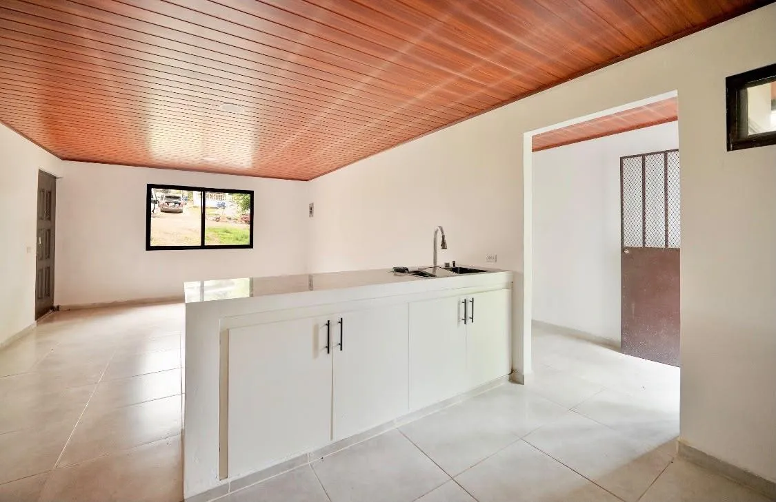 Casa nueva con amplio terreno, rodeada de naturaleza