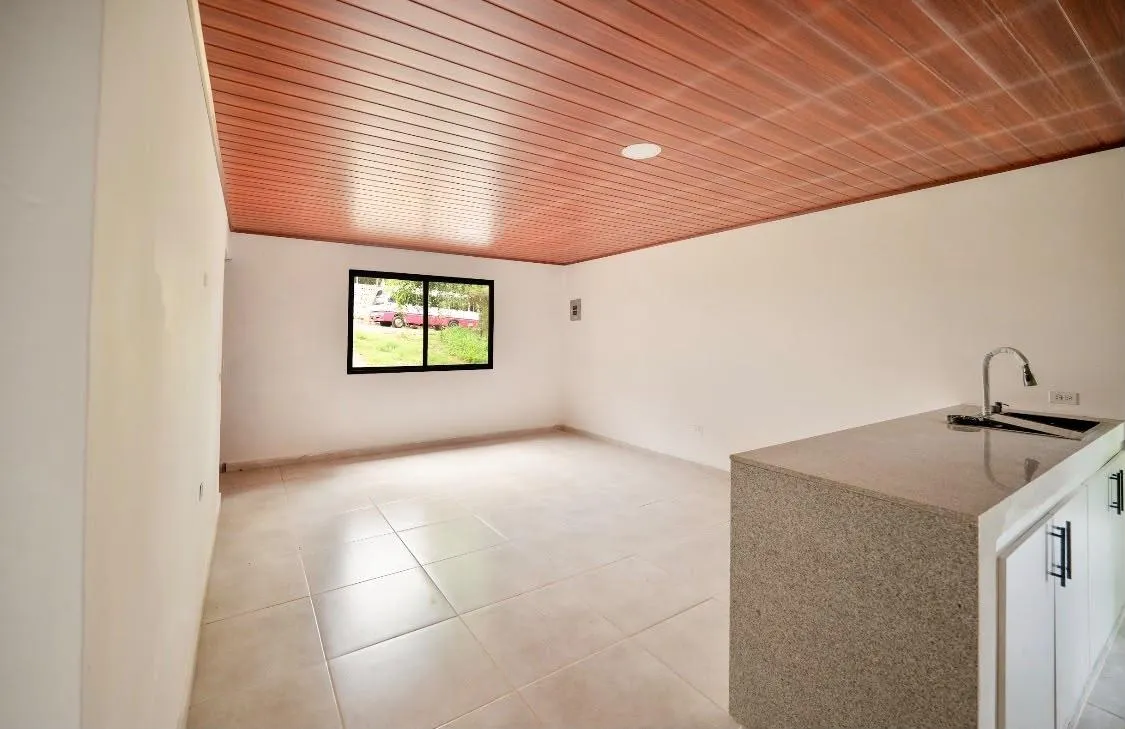 Casa nueva con amplio terreno, rodeada de naturaleza