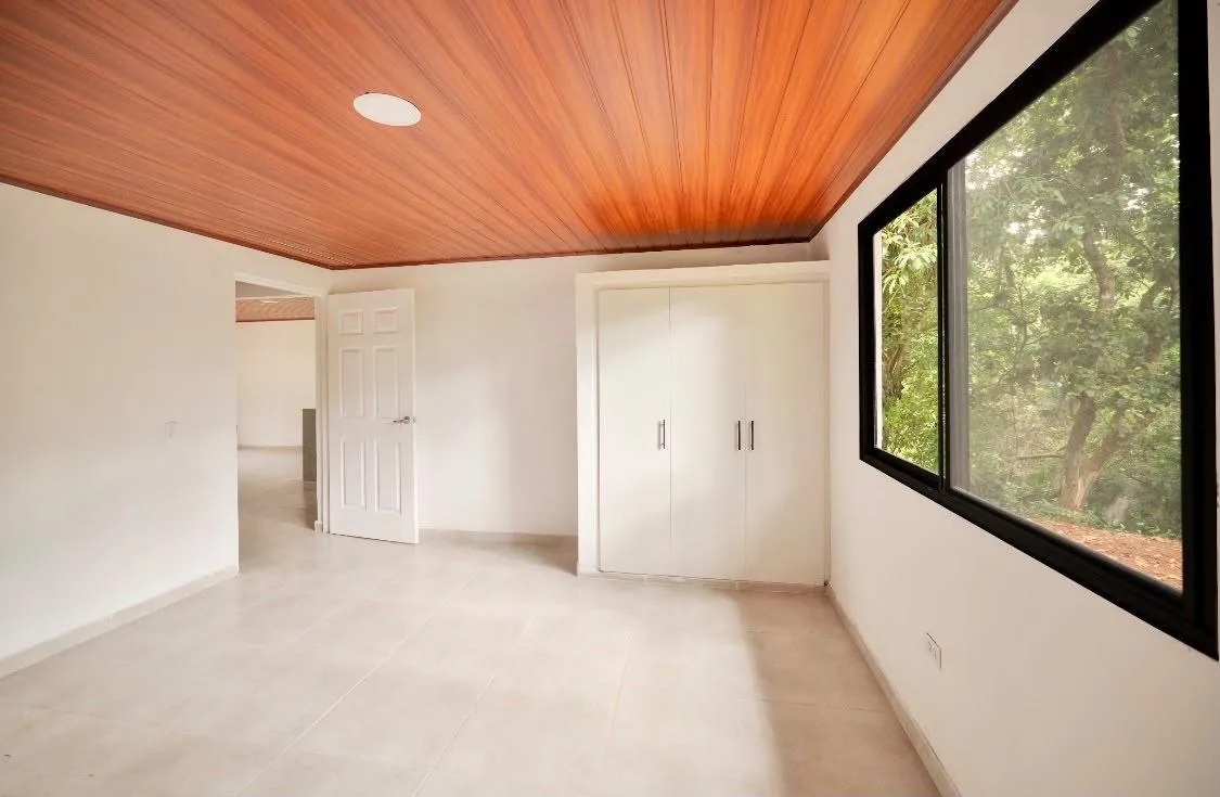 Casa nueva con amplio terreno, rodeada de naturaleza