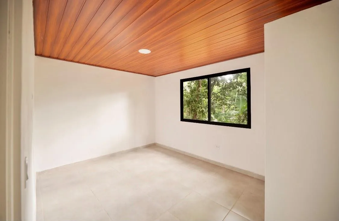 Casa nueva con amplio terreno, rodeada de naturaleza