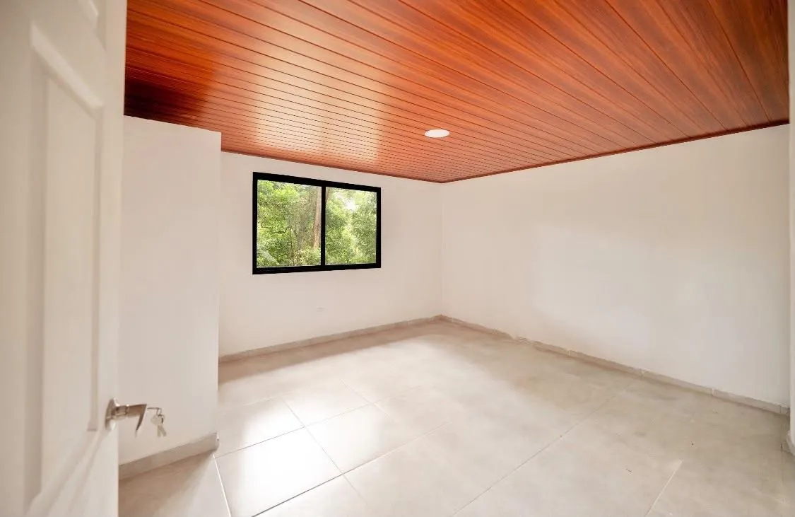 Casa nueva con amplio terreno, rodeada de naturaleza