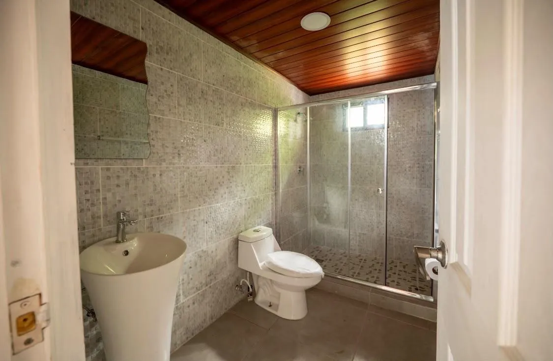 Casa nueva con amplio terreno, rodeada de naturaleza