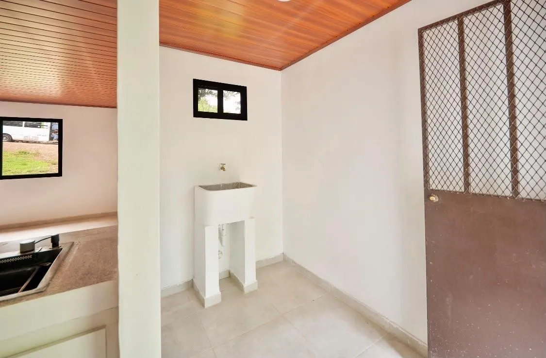 Casa nueva con amplio terreno, rodeada de naturaleza