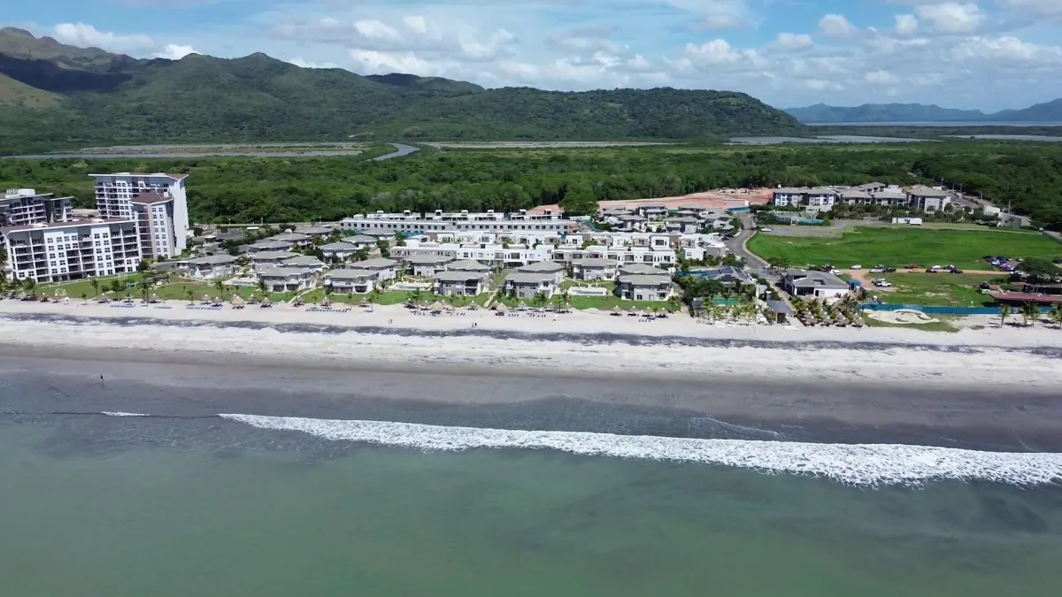 Dúplex de Dos Niveles con Vista al Mar a Pasos de la Playa en Playa Caracol