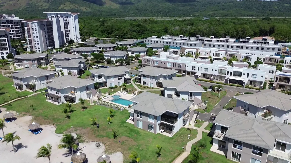 Dúplex de Dos Niveles con Vista al Mar a Pasos de la Playa en Playa Caracol