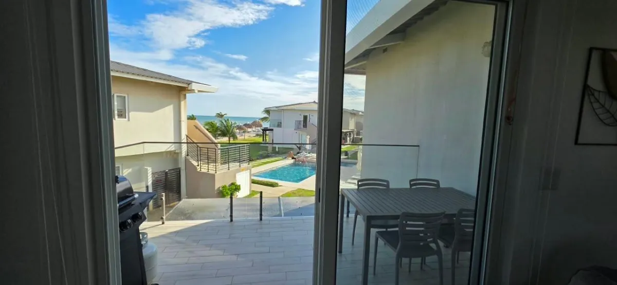 Dúplex de Dos Niveles con Vista al Mar a Pasos de la Playa en Playa Caracol
