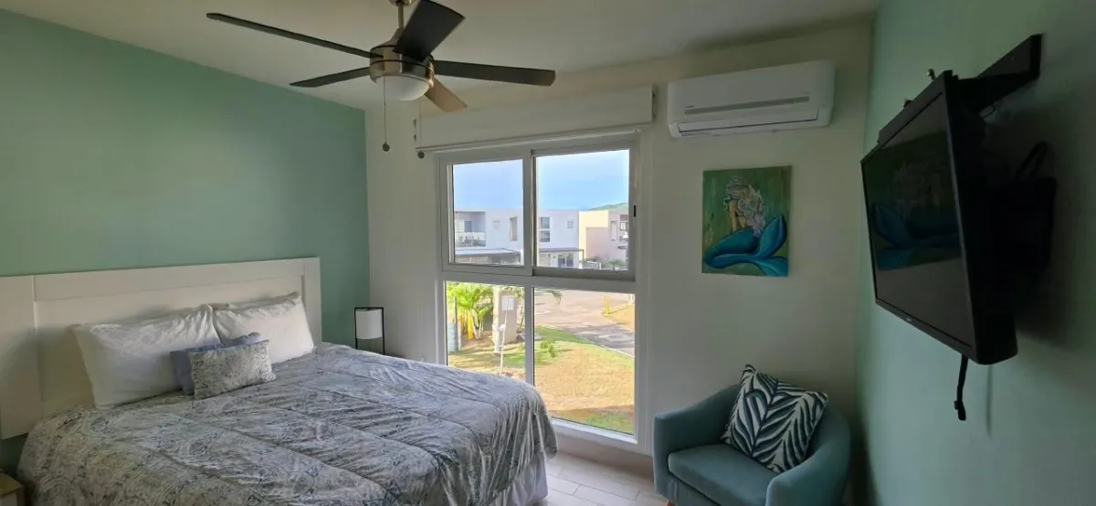 Dúplex de Dos Niveles con Vista al Mar a Pasos de la Playa en Playa Caracol