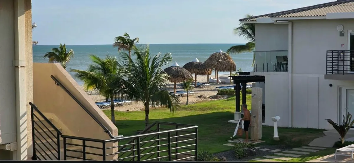 Dúplex de Dos Niveles con Vista al Mar a Pasos de la Playa en Playa Caracol