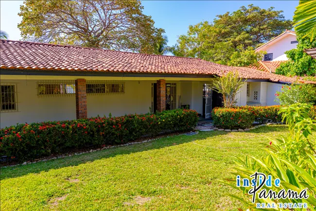Beachfront Bungalow with Boutique Hospitality Potential San Carlos