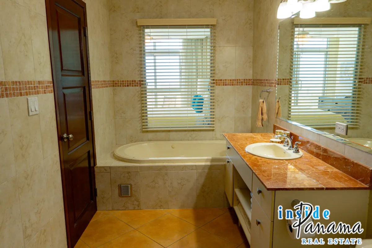 Ocean View Apartment in Coronado Golf Tower Panama