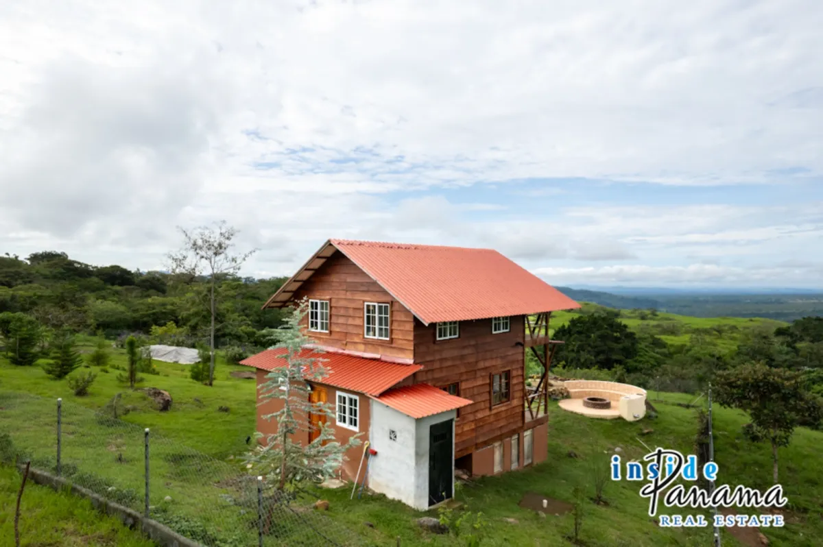10 Hectare Oceanview Farm with Charming Cabin in Jaramillo Boquete