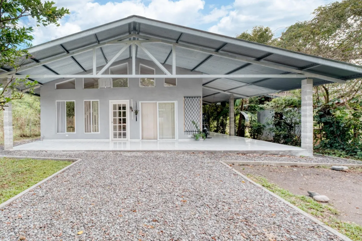 Beautiful Renovated Home in Dolega