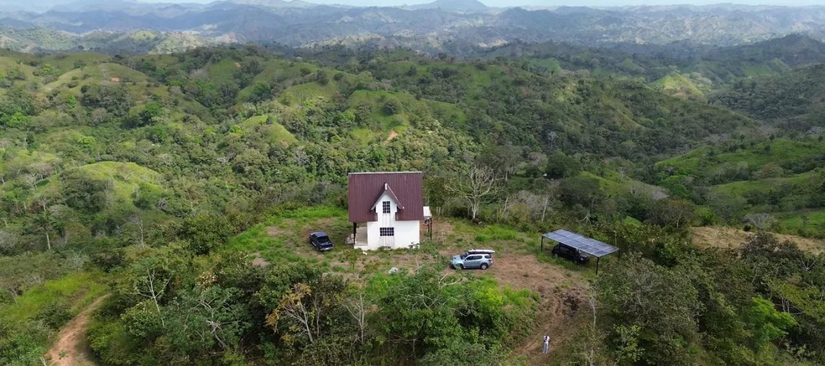 Off-grid mountain house with 360&deg; view, Nuario