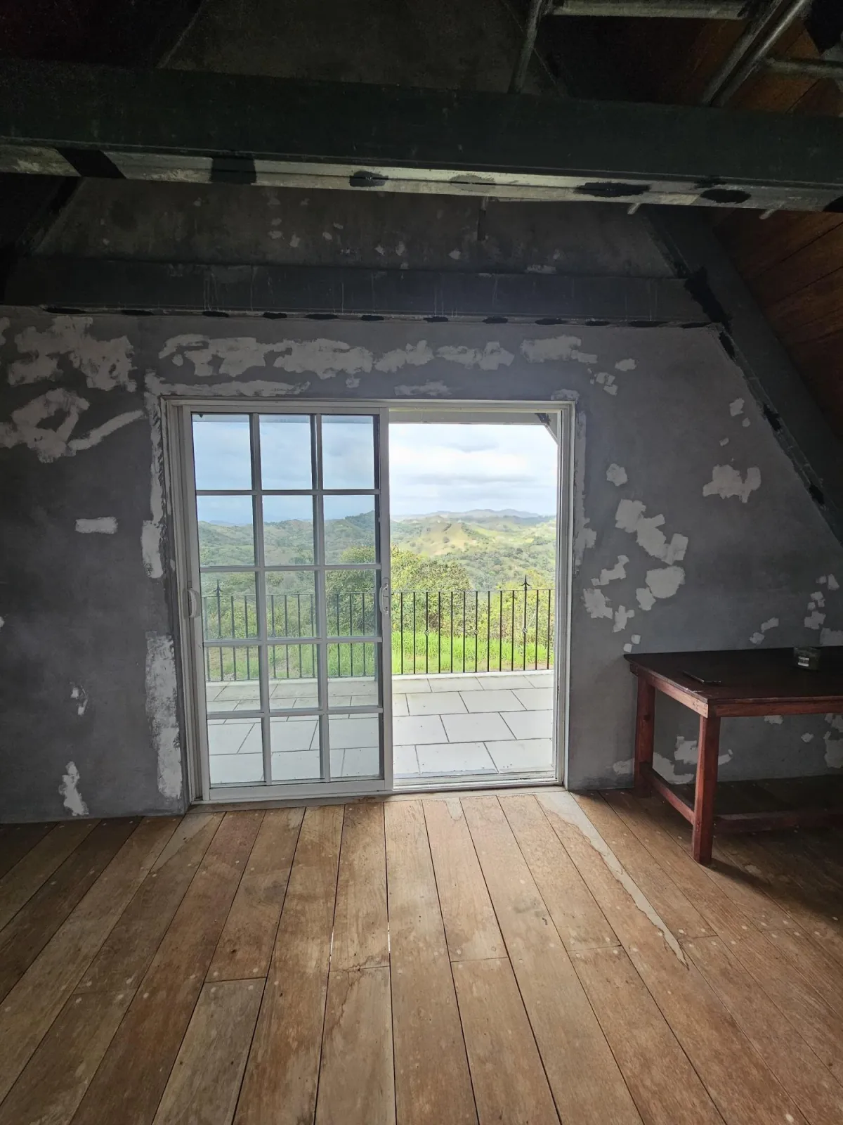 Off-grid mountain house with 360&deg; view, Nuario