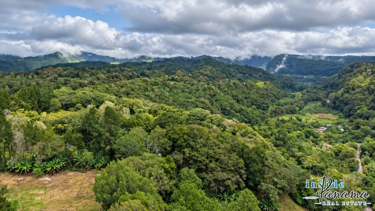 6,694 m² Lot For Sale in Palmira Boquete—with Containers