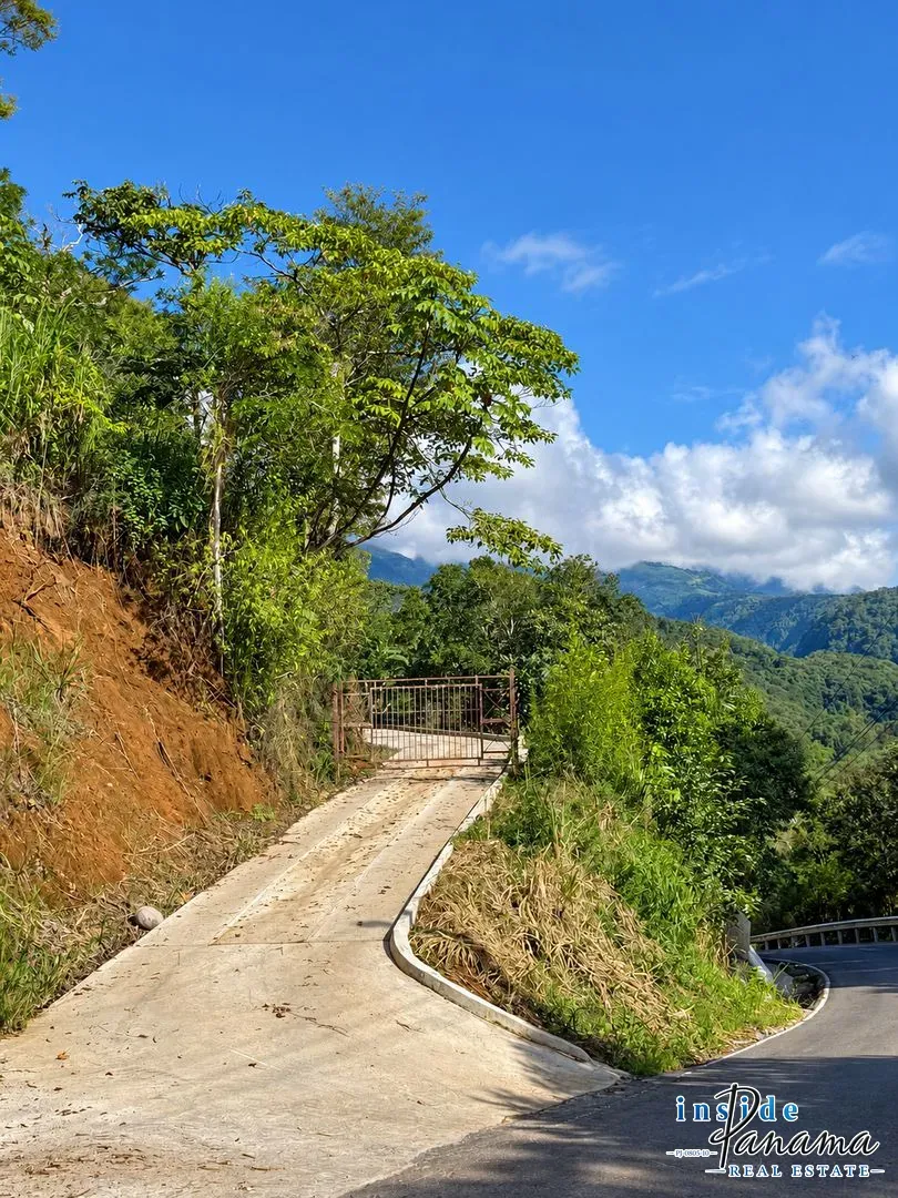 6,694 m² Lot For Sale in Palmira Boquete—with Containers