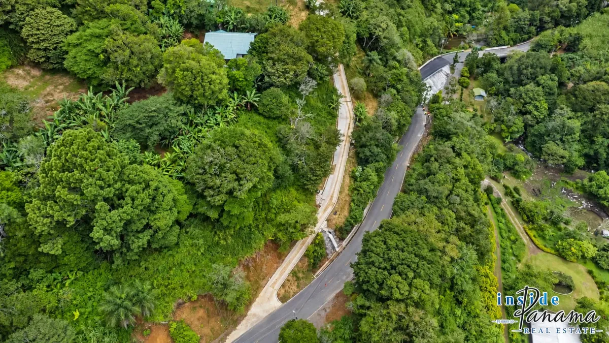 6,694 m² Lot For Sale in Palmira Boquete—with Containers