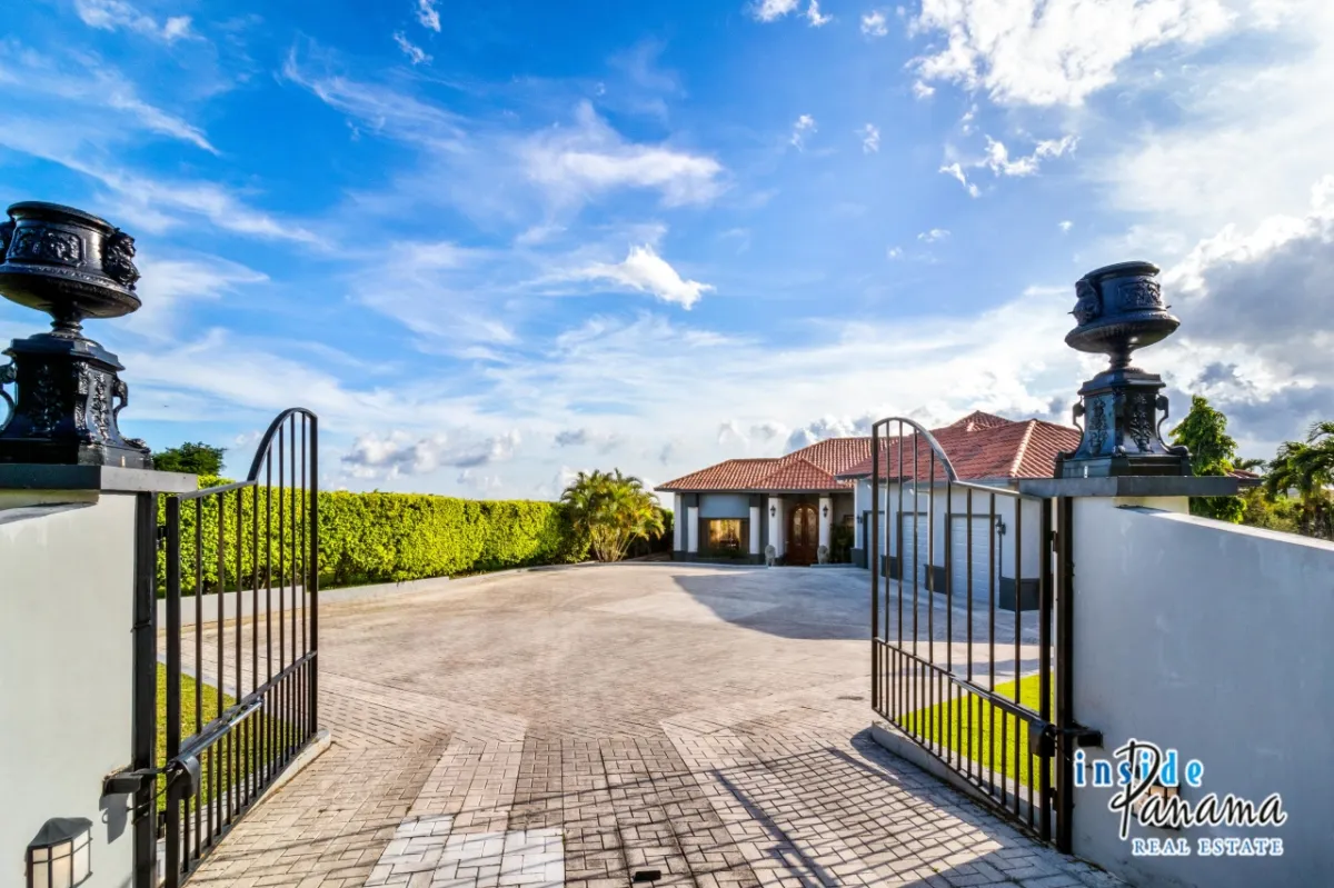 Luxury Canyon Front Mansion in Los Molinos Boquete