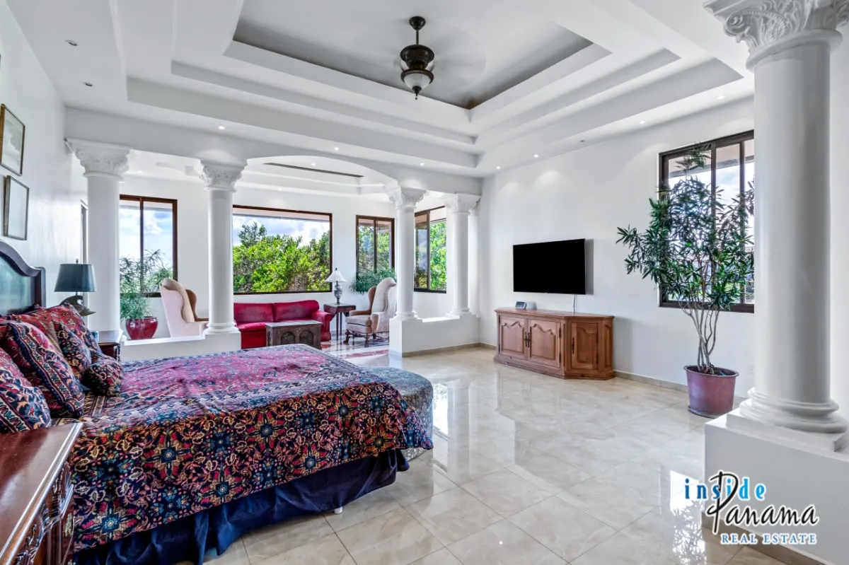 Luxury Canyon Front Mansion in Los Molinos Boquete