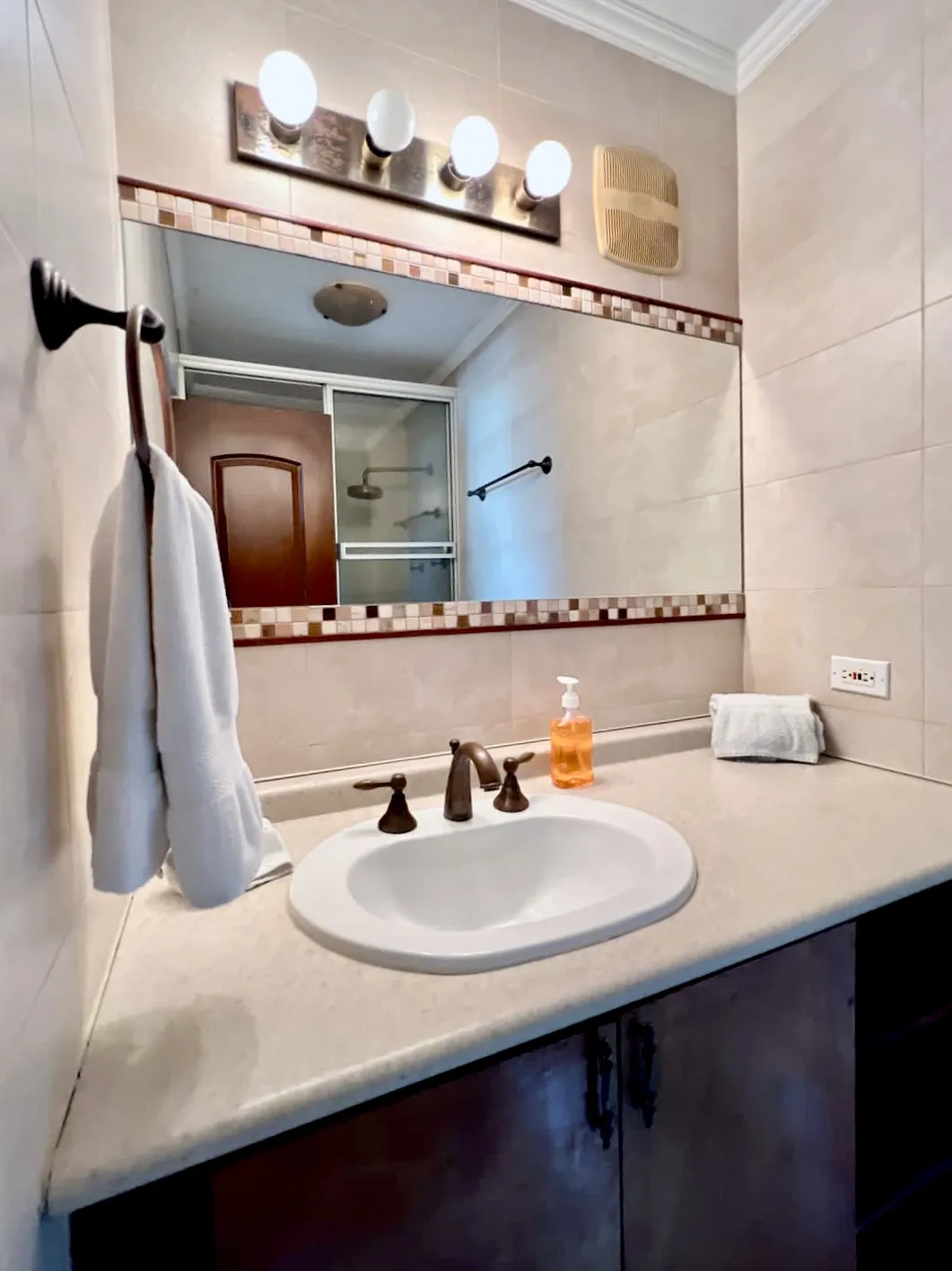 Apartamento de 2 Recámaras + Estudio en El Cangrejo