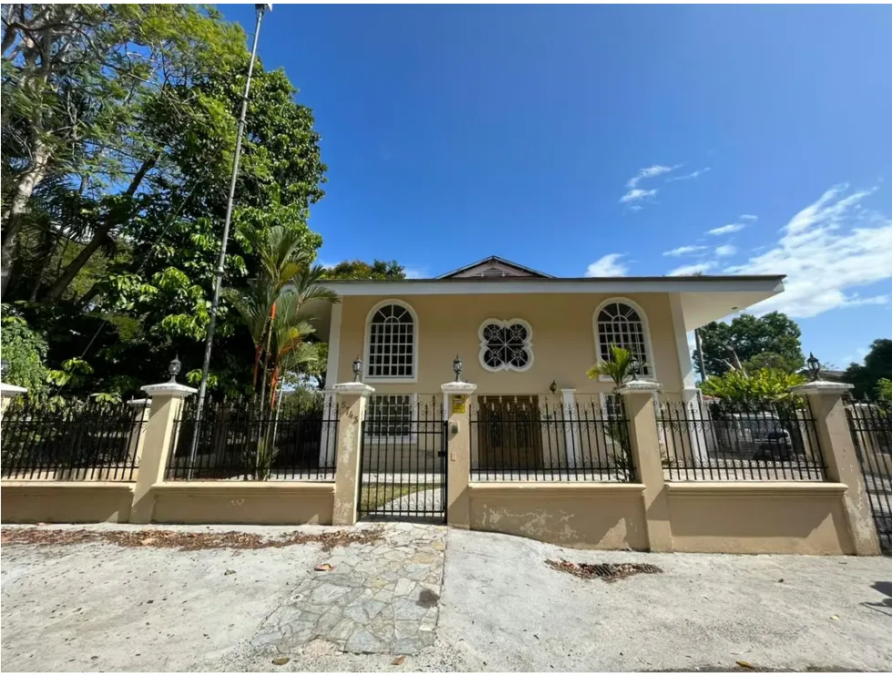 Venta de casa de 2 niveles en Diablo, Ancón. MY